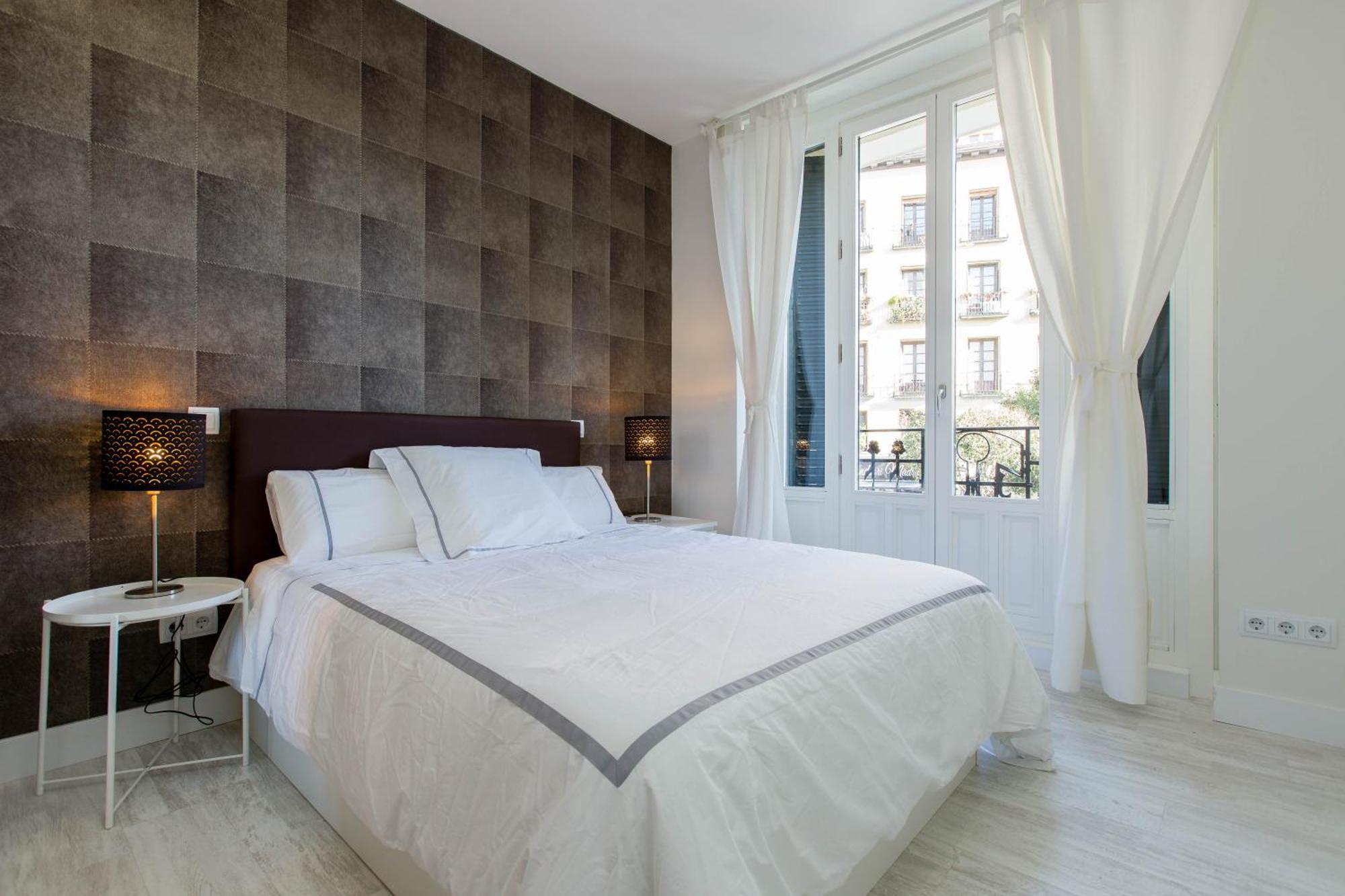 Bookinmadrid Com - Cascorro Sq 18 Pax Appartement *
